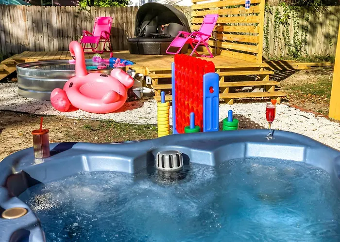 Family House Cowboy Pool Hot Tub Yard Games Holiday home