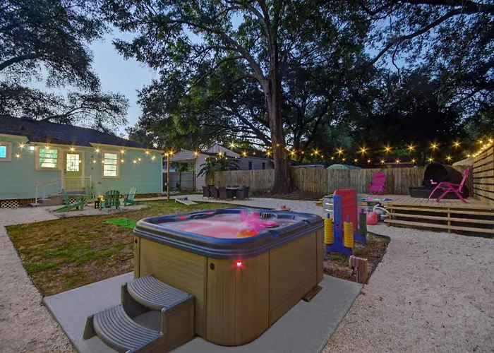 Family House Cowboy Pool Hot Tub Yard Games Holiday home